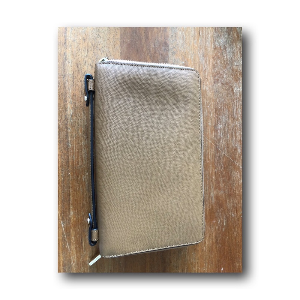 Tory Burch clutch/wallet. - Picture 6 of 8